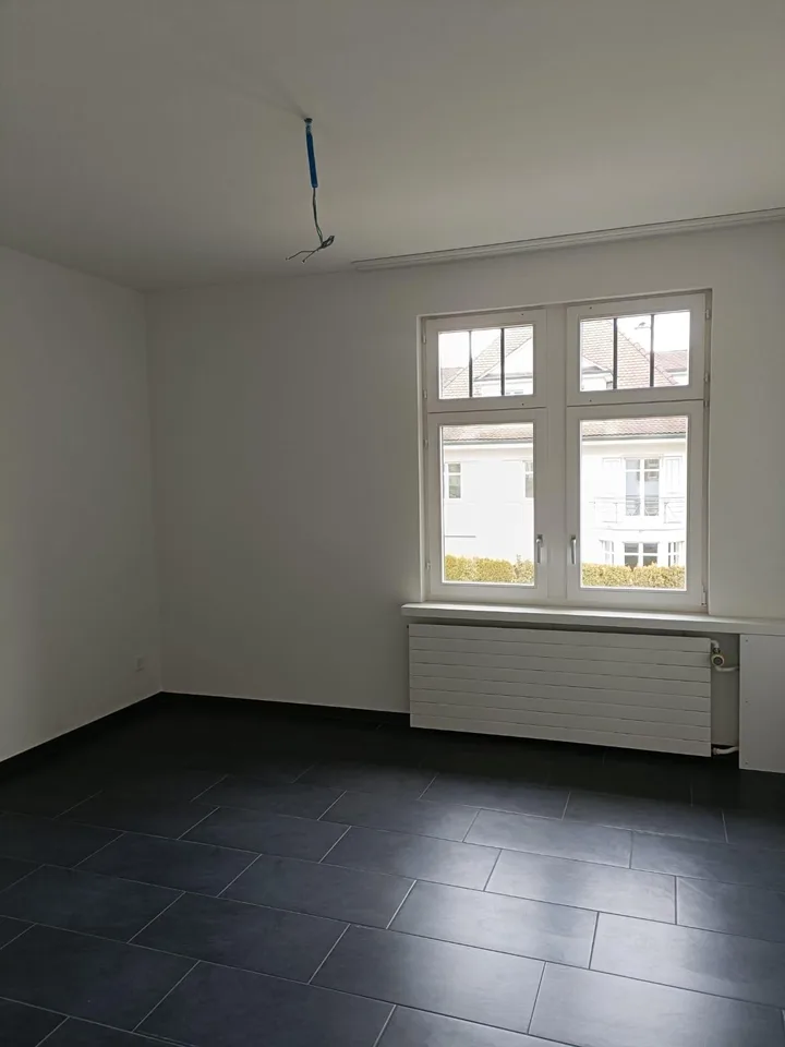Frisch renovierte, grosszügige 4,5 Zimmerwohnung mit grosser Terrasse