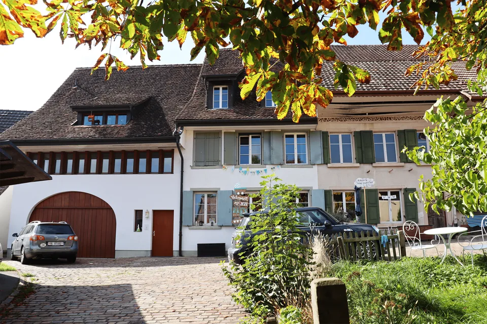 Grosszügige 4.5 Zimmer Wohnung in saniertem Bauernhaus mit Charme