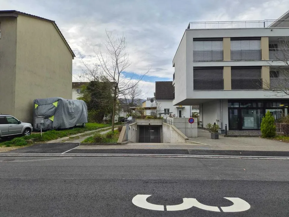 Parkplatz mit perfekter ÖV-Anbindung