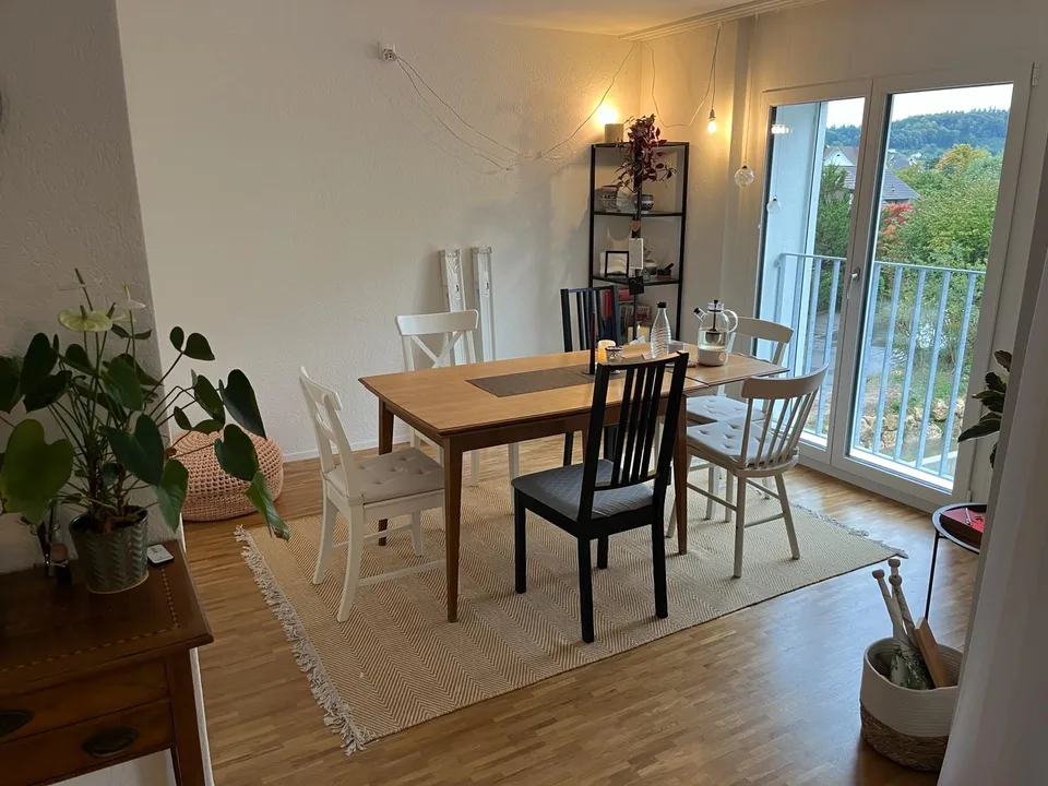 moderne 4.5-Zi Wohnung mit verglastem Balkon im 1. OG zu vermieten