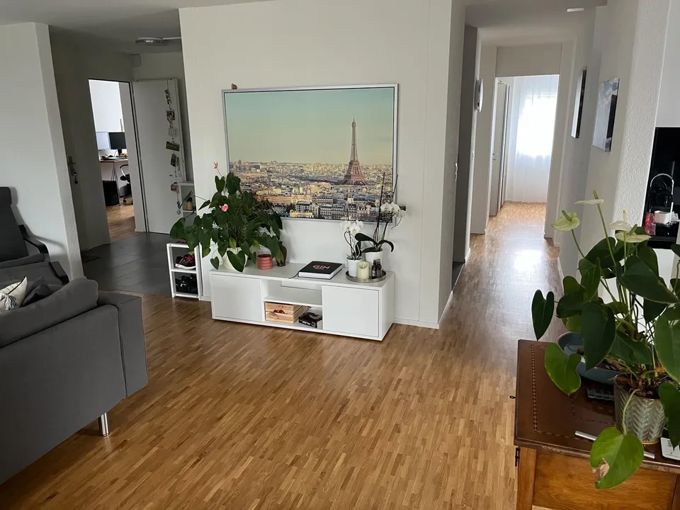 moderne 4.5-Zi Wohnung mit verglastem Balkon im 1. OG zu vermieten