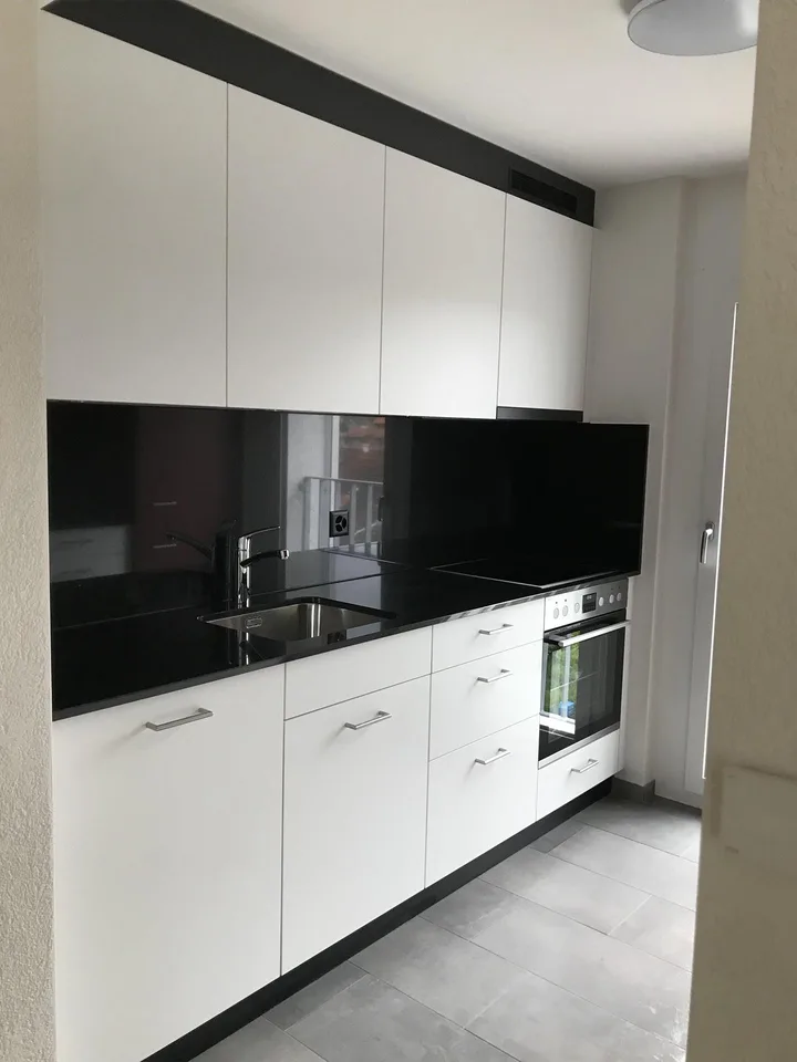 moderne 4.5-Zi Wohnung mit verglastem Balkon im 1. OG zu vermieten