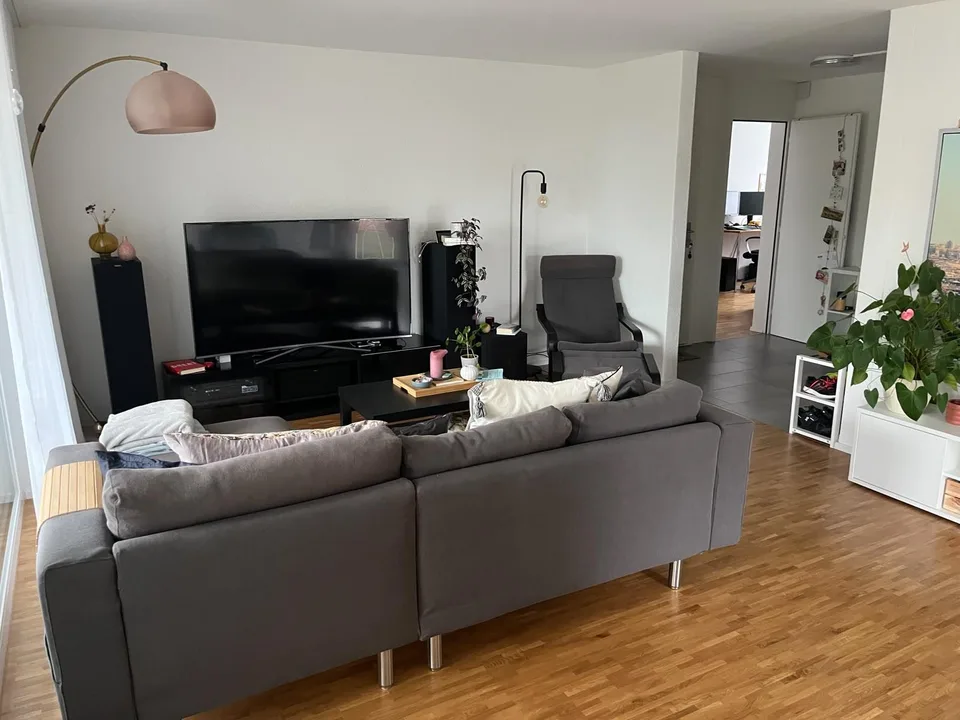 moderne 4.5-Zi Wohnung mit verglastem Balkon im 1. OG zu vermieten