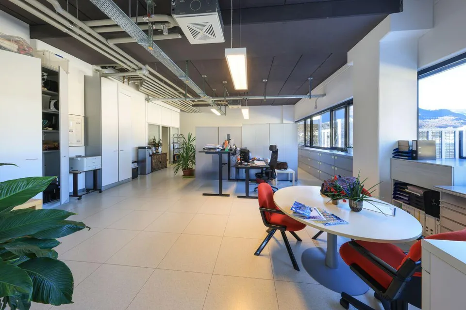 Geräumige Geschäftsfläche zur Büronutzung | Spacious commercial spa...
