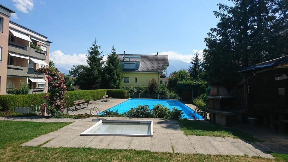moderne Wohnung in zentraler Lage mit Schwimmbad!