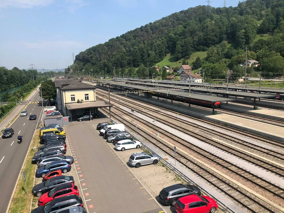 Parkplatz direkt am Bahnhof Ziegelbrücke