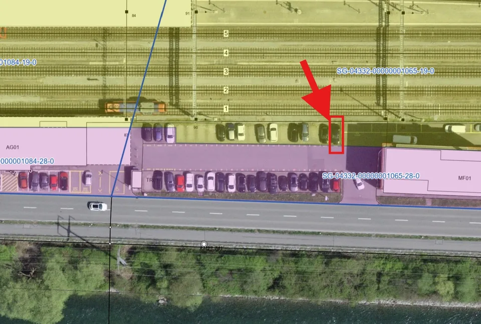 Parkplatz direkt am Bahnhof Ziegelbrücke