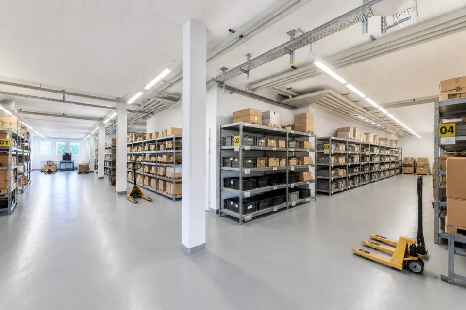 Befahrbare Lager- und Werkstattfläche mit Rolltor – photo 7 sur 12