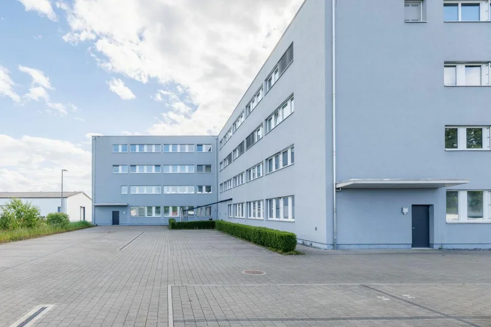 Befahrbare Lager- und Werkstattfläche mit Rolltor – photo 9 sur 12