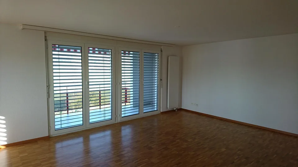 Sonnige 4.5 Zi-Wohnung im 1. OG mit unverbaubarer Aussicht ins Grüne