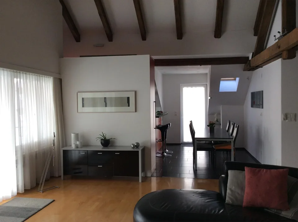 Sehr helle Dachwohnung mit schöner Terrasse und grossem Balkon