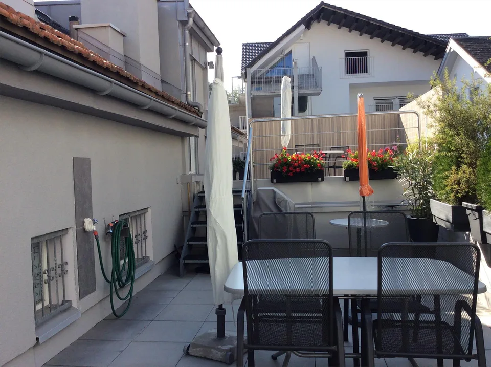 Sehr helle Dachwohnung mit schöner Terrasse und grossem Balkon