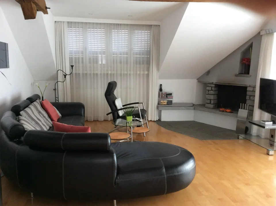 Sehr helle Dachwohnung mit schöner Terrasse und grossem Balkon