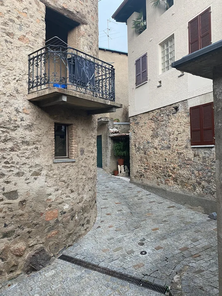 AFFASCINANTE CASA STORICA NEL CENTRO DI CARONA CON BOX