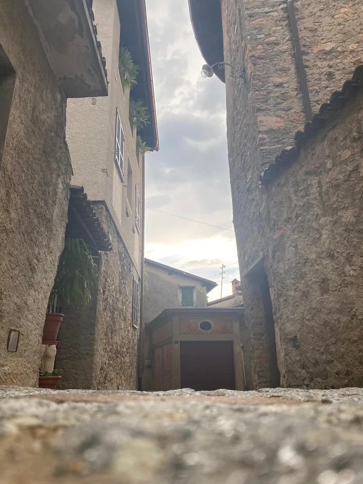 AFFASCINANTE CASA STORICA NEL CENTRO DI CARONA CON BOX