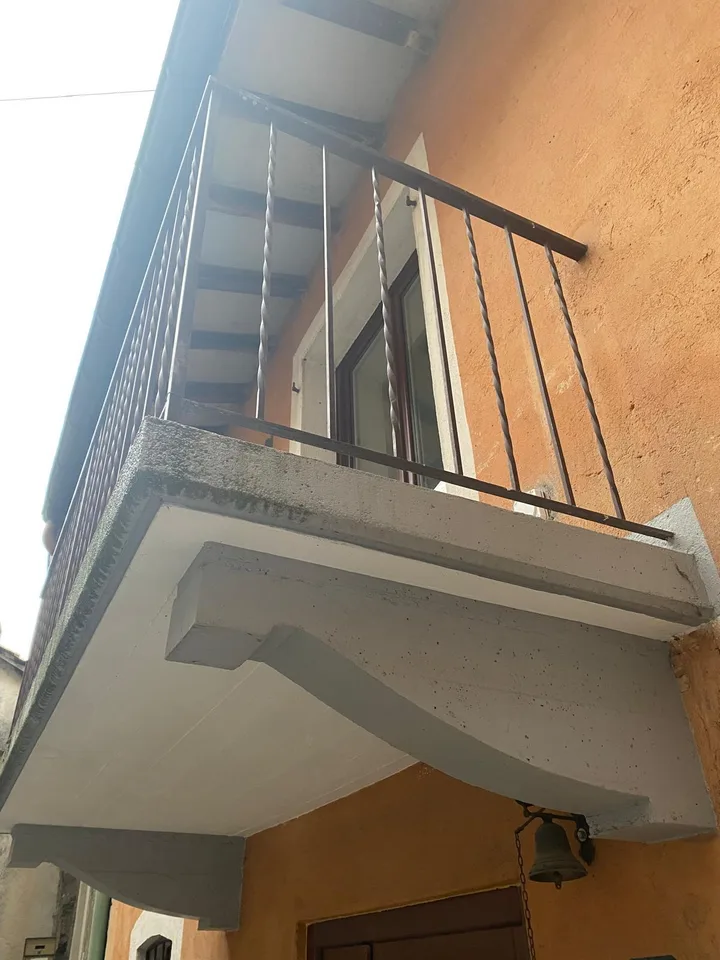 AFFASCINANTE CASA STORICA NEL CENTRO DI CARONA CON BOX