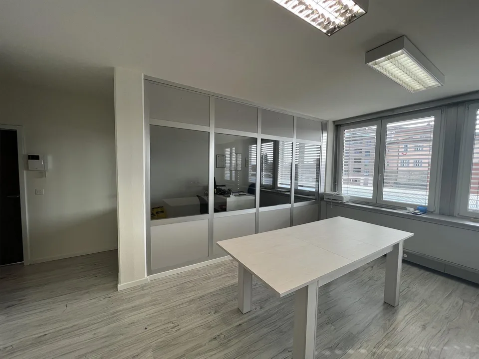 Mendrisio – Ufficio elegante e ben collegato