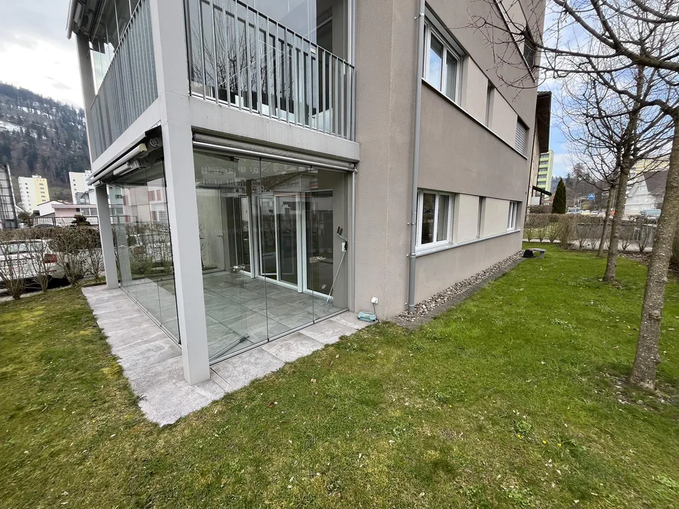 Moderne 2.5-Zi.-Oase mit Wintergarten & Privatgarten in Watttwil