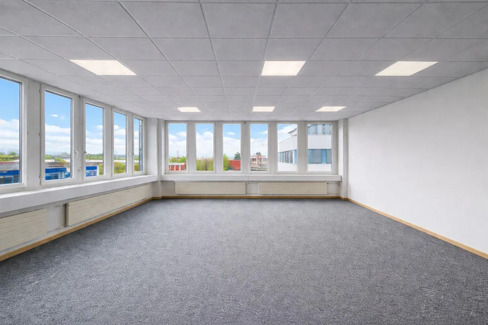 Helles Eckbüro mit Teeküche - Bezug ab 01.06.2027!