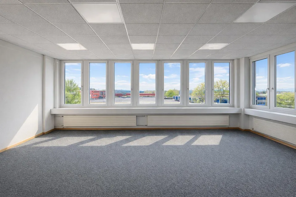 Helles Eckbüro mit Teeküche - Bezug ab 01.06.2027!