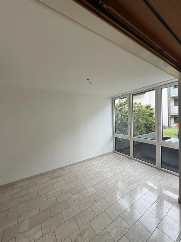 Helle Wohnung mit Gartensitzplatz & Wintergarten in Dübendorf
