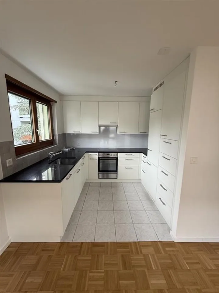 Helle Wohnung mit Gartensitzplatz & Wintergarten in Dübendorf
