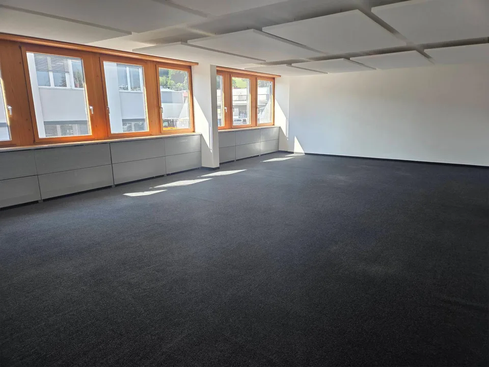 Moderne Büroräume im Gewerbegebäude Freienbach
