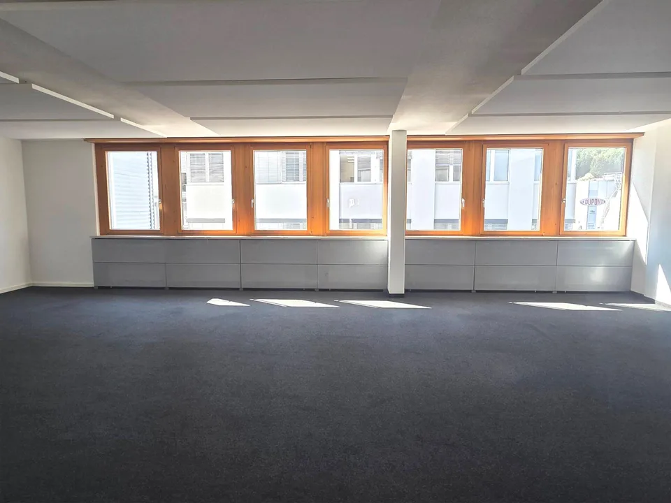 Moderne Büroräume im Gewerbegebäude Freienbach