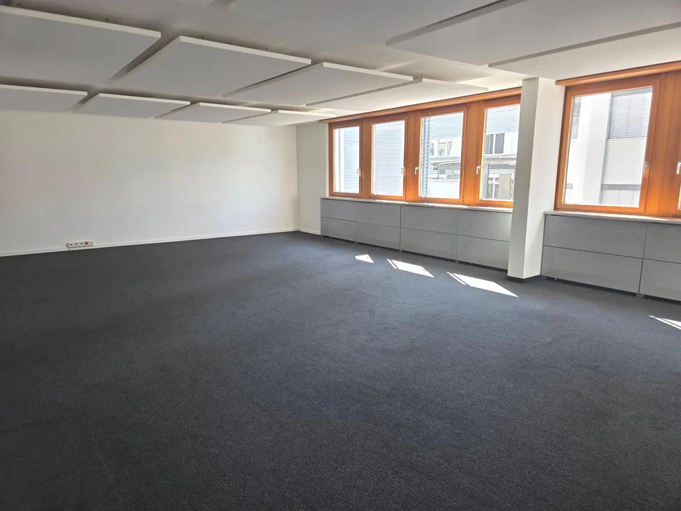 Moderne Büroräume im Gewerbegebäude Freienbach