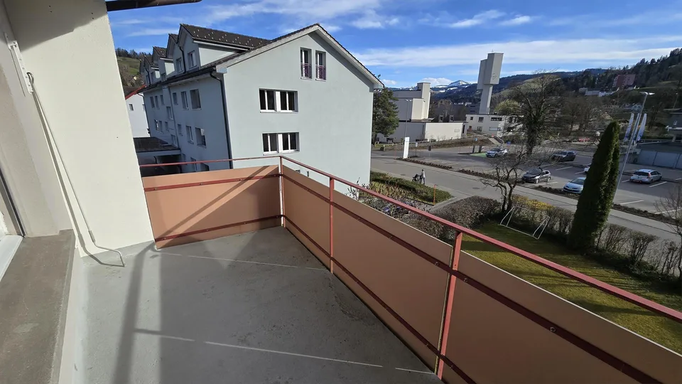 2 1/2 Zimmer 2. Stock in Mehrfamilienhaus total renoviert 2023