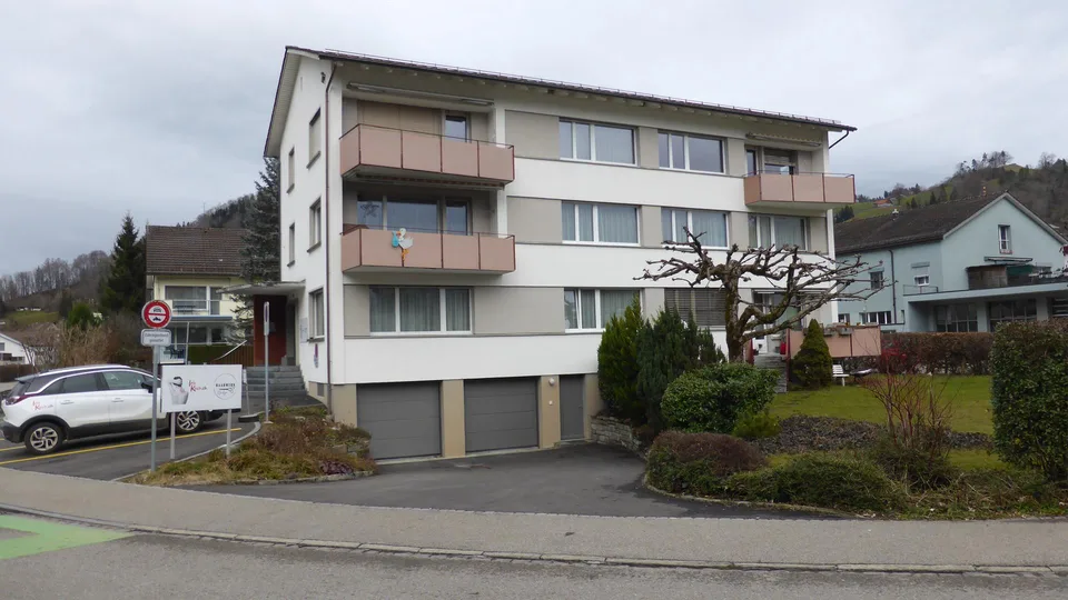 2 1/2 Zimmer 2. Stock in Mehrfamilienhaus total renoviert 2023