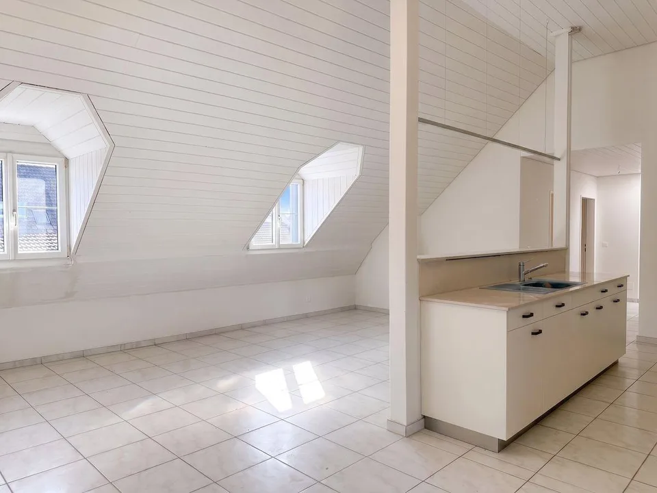 HELLE DACHWOHNUNG MIT BRANDNEUER KÜCHE - JETZT CHF 100 GÜNSTIGER! N...