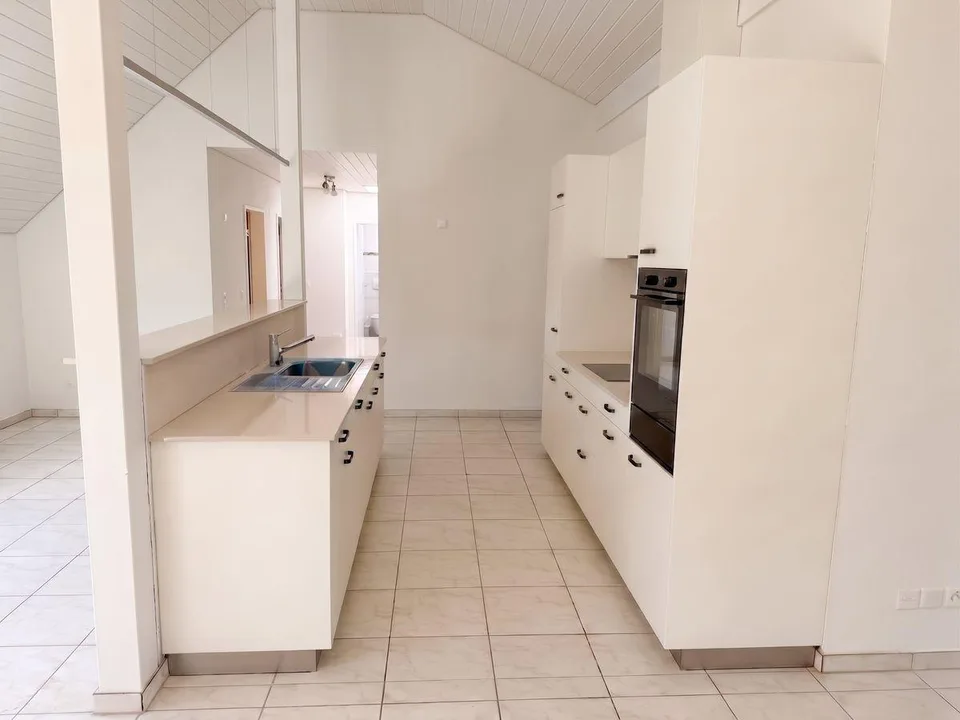 HELLE DACHWOHNUNG MIT BRANDNEUER KÜCHE - JETZT CHF 100 GÜNSTIGER! N...