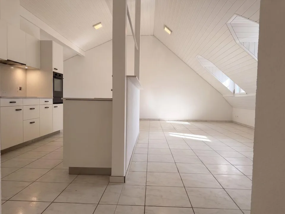 HELLE DACHWOHNUNG MIT BRANDNEUER KÜCHE - JETZT CHF 100 GÜNSTIGER! N...
