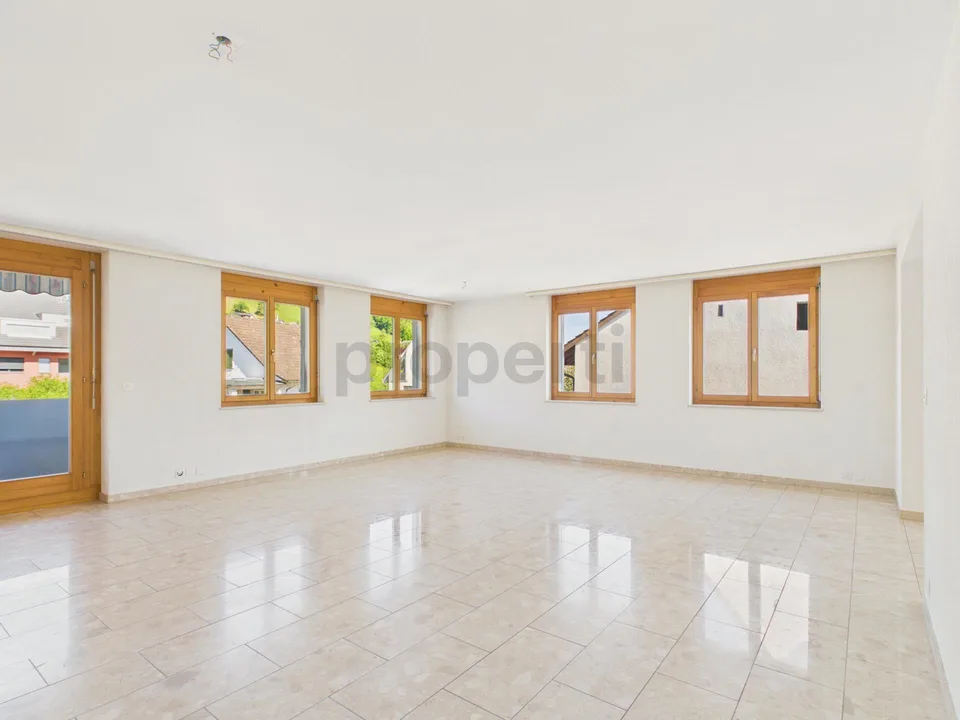 Neu renovierte 4.5-Zimmer-Elegantwohnung mit eigenem Parkplatz, Bub...