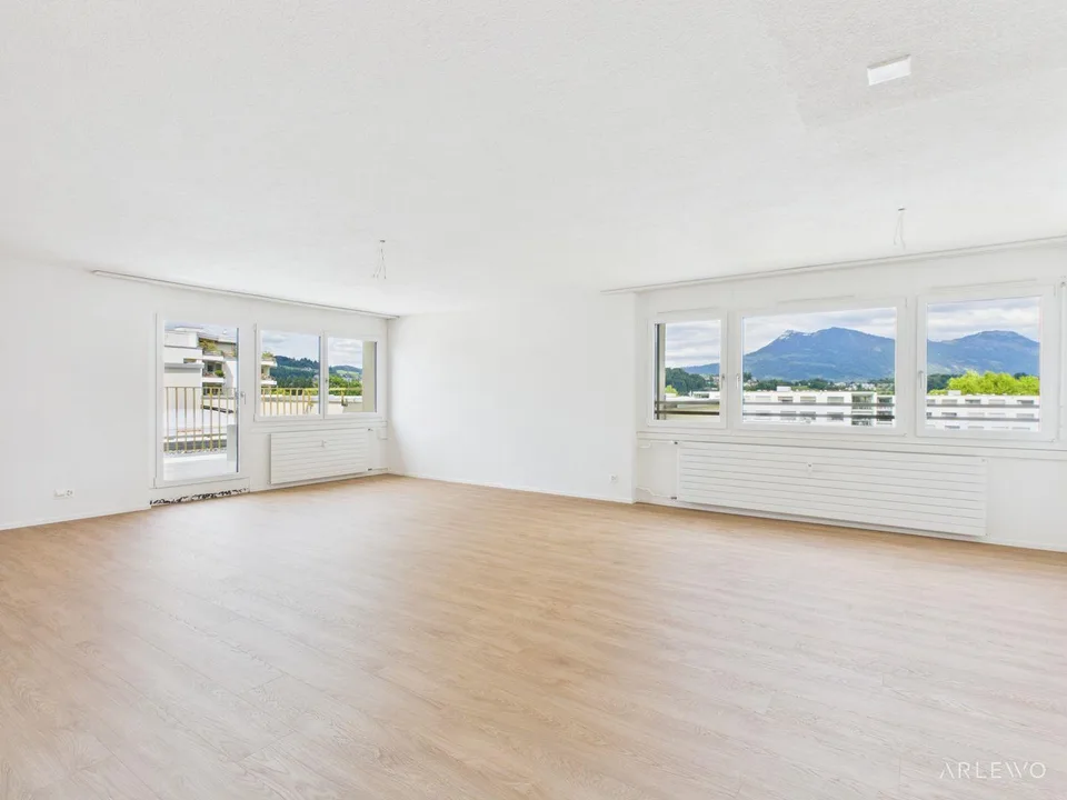 Attikawohnung mit Weitsicht - Panoramasicht auf Berge und See