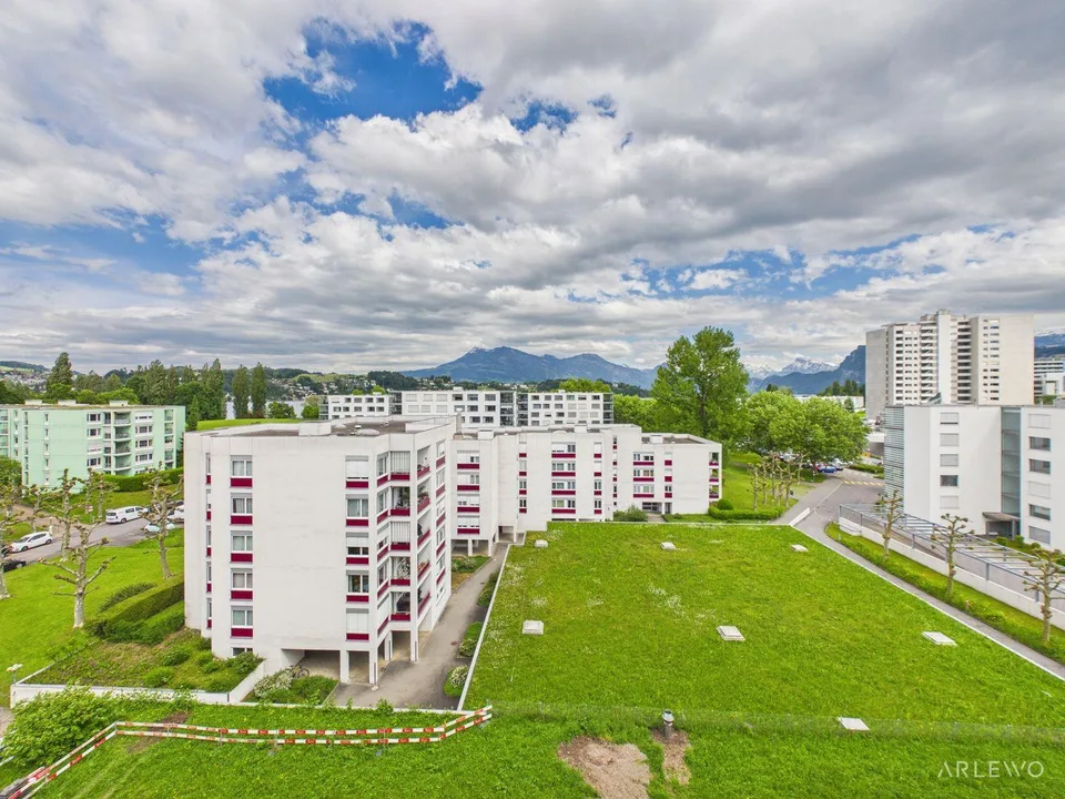 Attikawohnung mit Weitsicht - Panoramasicht auf Berge und See