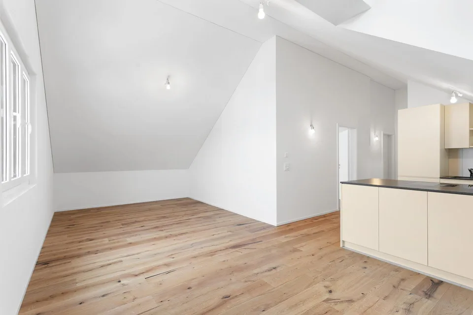 Moderne 2.5-Zimmer-Dachwohnung mit hochwertigem Ausbau und viel Charme