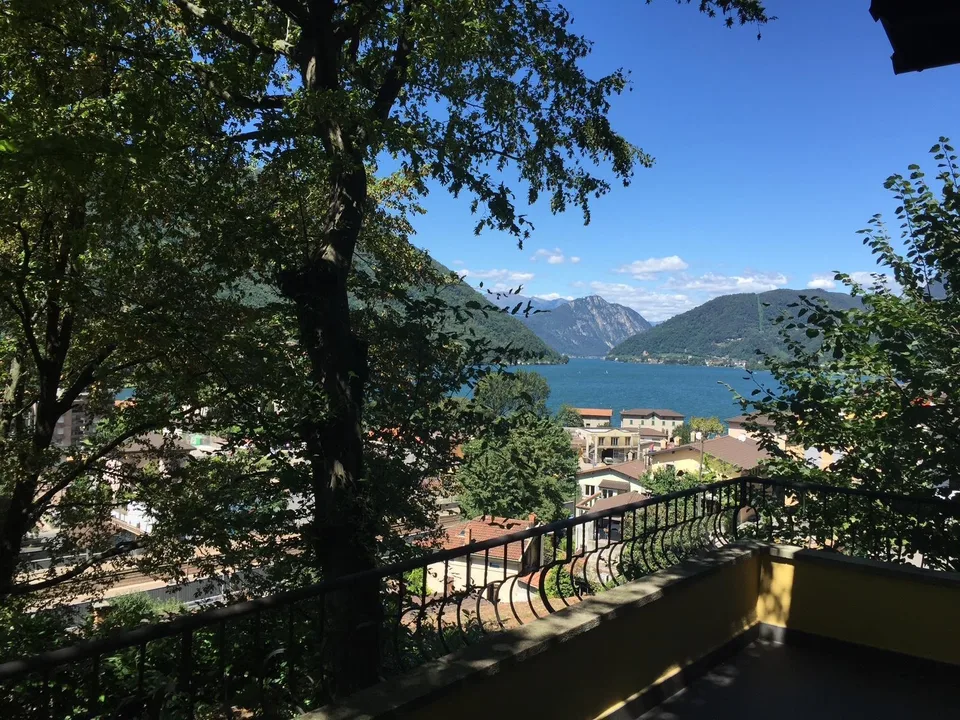 VILLETTA INDIPENDENTE CON GIARDINO - VISTA LAGO