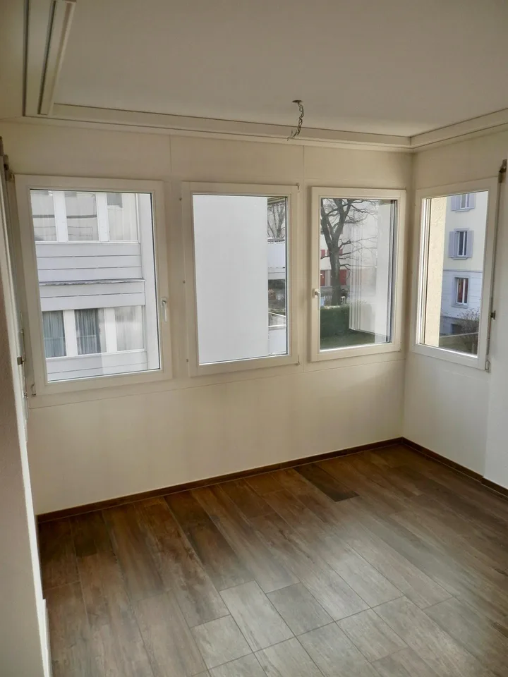Frisch renovierte 4.5-Zi-Wohnung mit Balkon, Cheminée und Tiefgarage