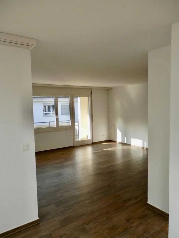 Frisch renovierte 4.5-Zi-Wohnung mit Balkon, Cheminée und Tiefgarage