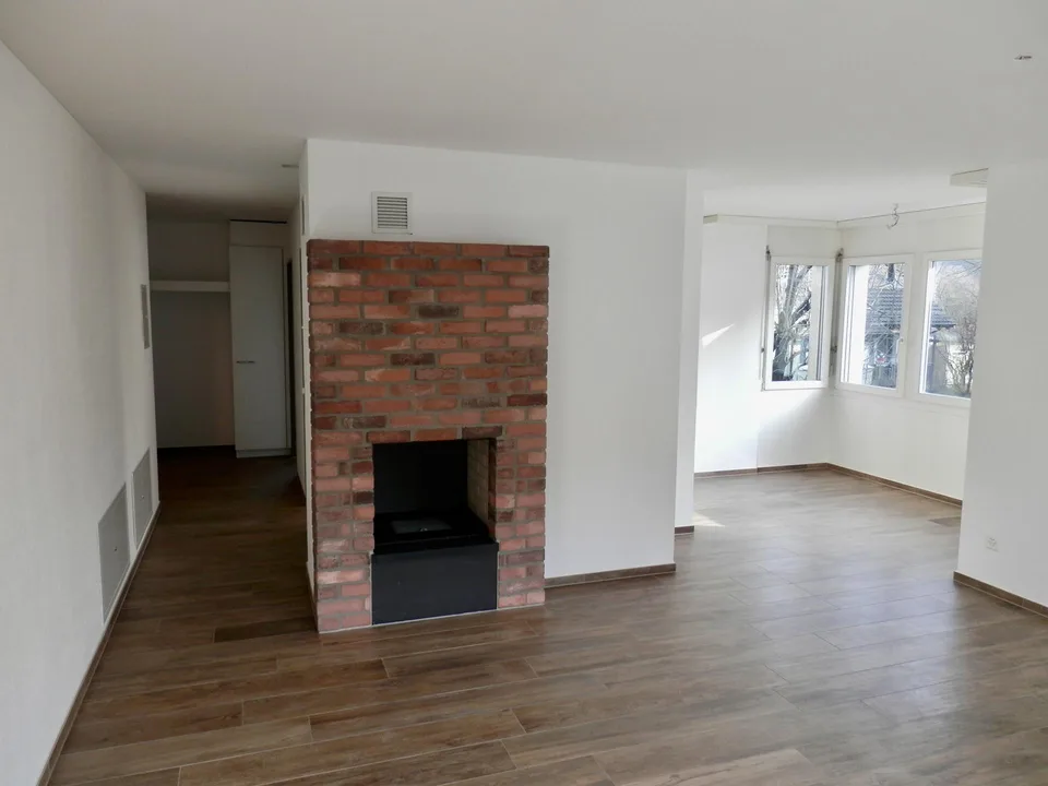 Frisch renovierte 4.5-Zi-Wohnung mit Balkon, Cheminée und Tiefgarage