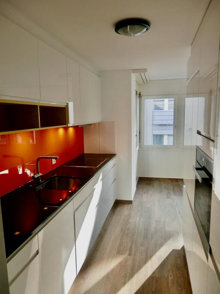 Frisch renovierte 4.5-Zi-Wohnung mit Balkon, Cheminée und Tiefgarage