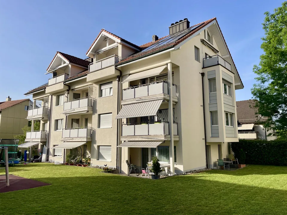 Frisch renovierte 4.5-Zi-Wohnung mit Balkon, Cheminée und Tiefgarage