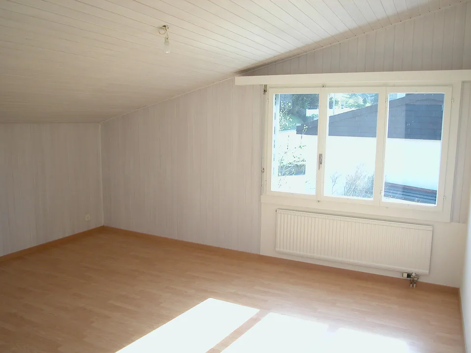 Helle, moderne 3.5-Zimmerwohnung im Dachstock mit Cheminée Ofen – photo 7 of 12