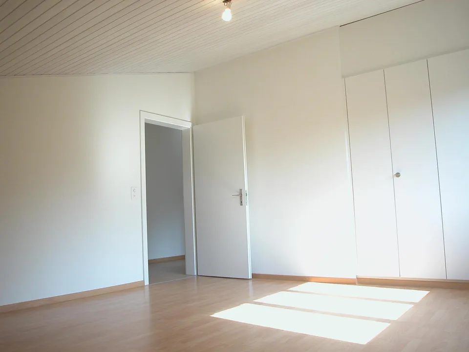 Helle, moderne 3.5-Zimmerwohnung im Dachstock mit Cheminée Ofen – photo 10 of 12