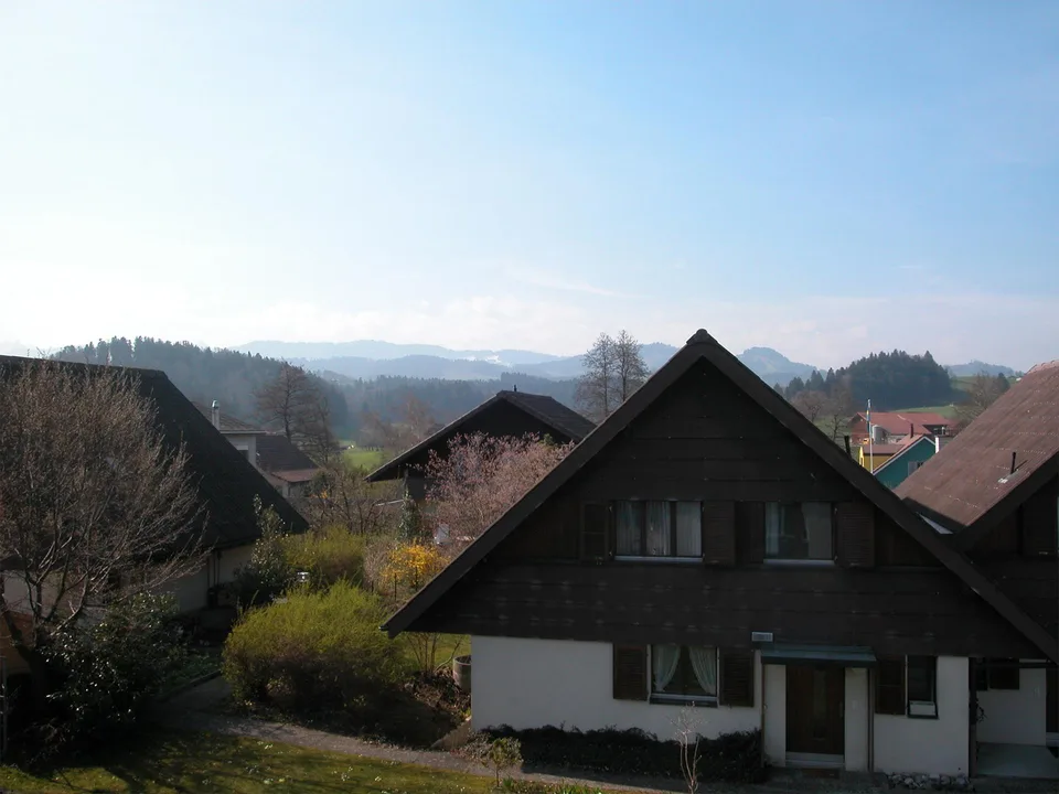 Helle, moderne 3.5-Zimmerwohnung im Dachstock mit Cheminée Ofen – photo 11 of 12