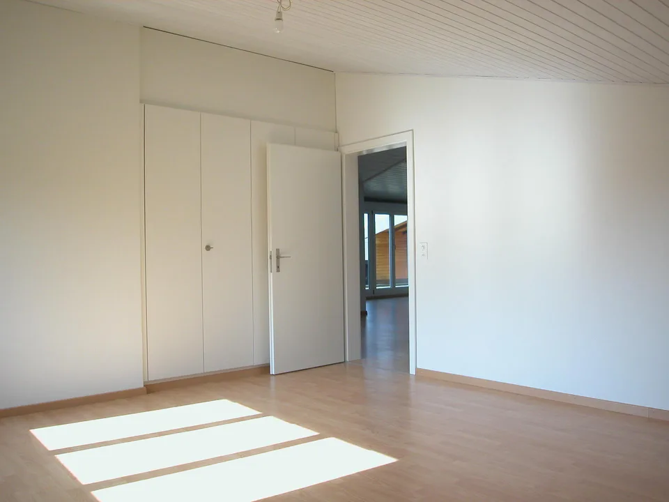 Helle, moderne 3.5-Zimmerwohnung im Dachstock mit Cheminée Ofen – photo 8 of 12