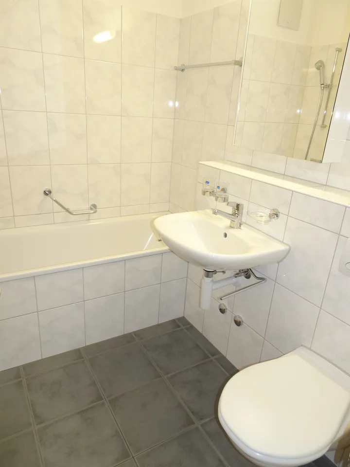 3.5 Zi.-Wohnung mit eigenem sonnigen Garten (50m2); Lift