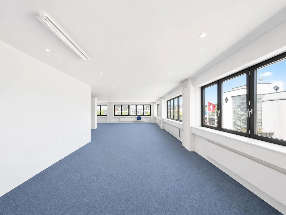 Ganzer Gebäudeteil und ca. 1'500 m² Aussenfläche verfügbar!